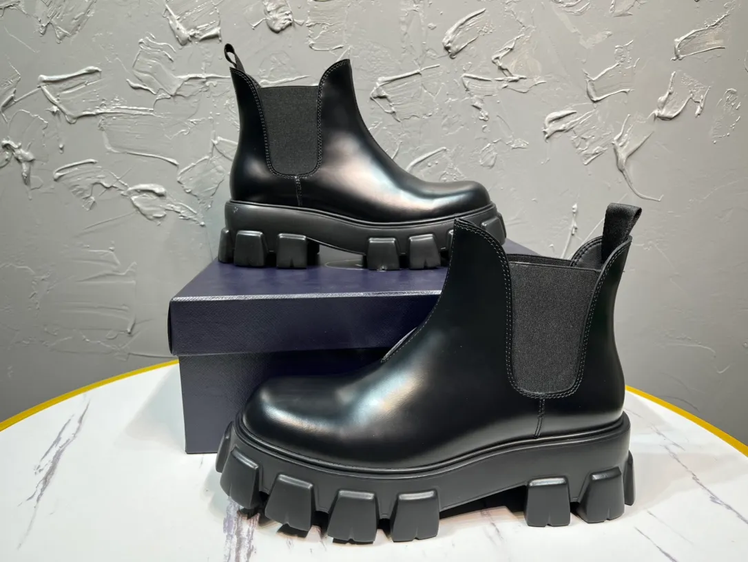 Men's shoes 💰820💰 🔥🔥🔥Upgraded version 2025 new Prada Prada triangular enamel logo, round-toe elastic Martin boots, original one-to-one development, outsole one-to-one private molding, the fabric is made of imported open edge beads, lining cowhide, foot-pad cowhide, sole height 5cm, outsole original rubber foam sole, full package, code number 39-46